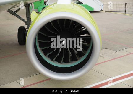 ISTANBUL, TURKIYE - 08. OKTOBER 2022: Motor des Air Baltic Airbus A220-371 (55165) in Istanbul Airshow am Istanbul Atatürk Airport Stockfoto