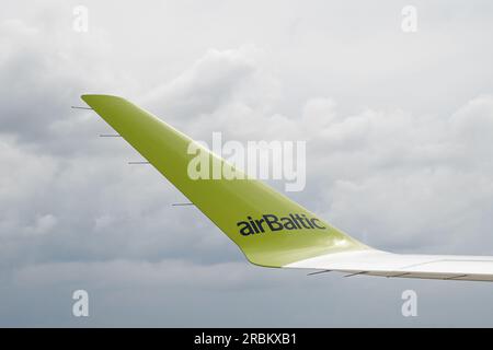 ISTANBUL, TURKIYE - 08. OKTOBER 2022: Ausstellung des Air Baltic Airbus A220-371 (55165) auf der Istanbul Airshow im Istanbul-Flughafen Atatürk Stockfoto