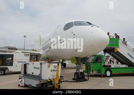 ISTANBUL, TURKIYE - 08. OKTOBER 2022: Ausstellung des Air Baltic Airbus A220-371 (55165) auf der Istanbul Airshow im Istanbul-Flughafen Atatürk Stockfoto