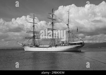 Fesselnde Schönheit im Port Royal Harbour, während der majestätische Statsraad Lehmkuhl im November 2021 die Docks begradigt und sein reiches norwegisches Erbe zeigt Stockfoto