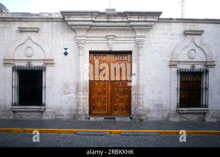 Weiße Mauern und Türen der alten Straßen der Stadt Arequipa in Peru. Stockfoto