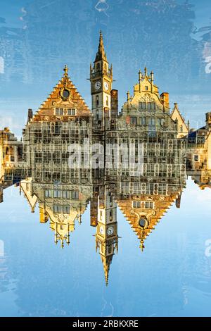 Die historischen Gebäude entlang der berühmten Graslei in Gent, wie das alte Postamt, die Gildenhäuser und die Handelsplätze, sind doppelt sichtbar. Ein Favorit Stockfoto