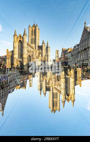 Doppelte Exposition der St.-Nicolas-Kirche im historischen Stadtzentrum von Gent, Belgien. Stockfoto