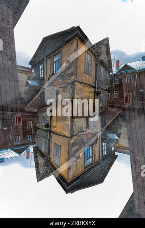 Abgenutztes Holzwohngebäude in Tartu, Estland. Stockfoto