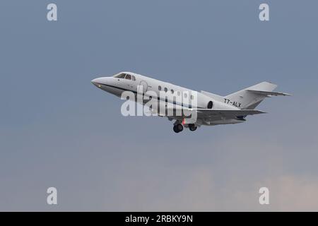 ISTANBUL, TURKIYE - 08. OKTOBER 2022: Privater Raytheon Hawker 800XP (258536) Abflug vom Flughafen Istanbul Atatürk Stockfoto