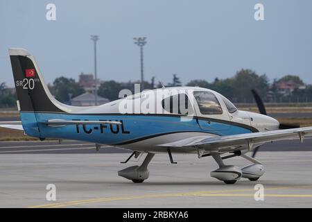ISTANBUL, TURKIYE - 08. OKTOBER 2022: Tarkim Aviation Cirrus SR20 (2154) Ausstellung auf der Istanbul Airshow im Istanbul Flughafen Atatürk Stockfoto