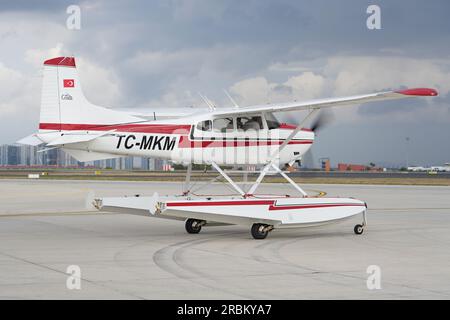 ISTANBUL, TURKIYE - 08. OKTOBER 2022: Private Cessna 185 Skywagon (18502710)-Ausstellung in Istanbul Airshow im Istanbul Atatürk Airport Stockfoto