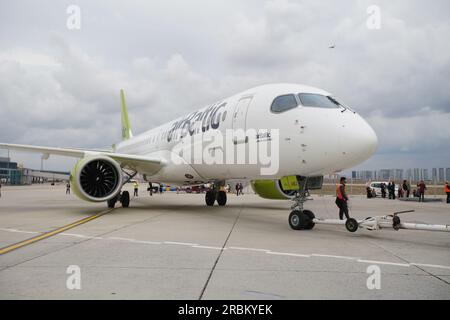 ISTANBUL, TURKIYE - 08. OKTOBER 2022: Ausstellung des Air Baltic Airbus A220-371 (55165) auf der Istanbul Airshow im Istanbul-Flughafen Atatürk Stockfoto