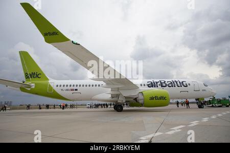 ISTANBUL, TURKIYE - 08. OKTOBER 2022: Ausstellung des Air Baltic Airbus A220-371 (55165) auf der Istanbul Airshow im Istanbul-Flughafen Atatürk Stockfoto