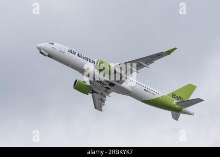 ISTANBUL, TURKIYE - 08. OKTOBER 2022: Start des Air Baltic Airbus A220-371 (55165) vom Flughafen Istanbul Atatürk Stockfoto