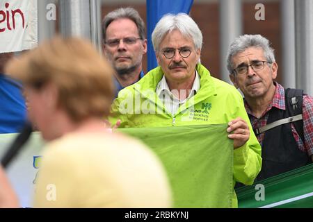 München, Deutschland. 10. Juli 2023. Richard Mergner (M), Vorsitzender der Deutschen Naturschutzunion in Bayern, demonstriert bei einer Kundgebung gegen die neue Gentechnik (NGT) in der Landwirtschaft vor dem Europäischen Patentamt. Veranstalter ist die Allianz für gentechnikfreie Natur und Landwirtschaft in Bayern, einschließlich Bund Naturschutz, Greenpeace, Landesbund für Vogel- und Naturschutz und die Verbraucherzentrale. Kredit: Felix Hörhager/dpa/Alamy Live News Stockfoto