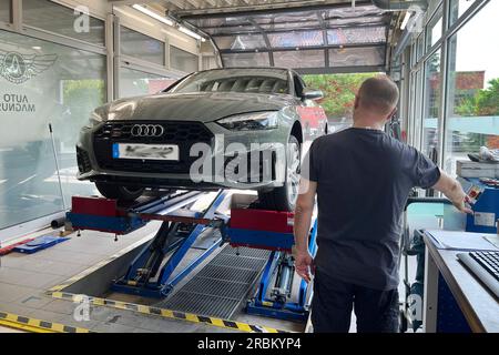 München, Deutschland. 10. Juli 2023. TUEV-Abnahme eines Fahrzeugs durch die TUEV-KLAGE, Hauptinspektion und Emissionsprüfung, ? Kredit: dpa/Alamy Live News Stockfoto