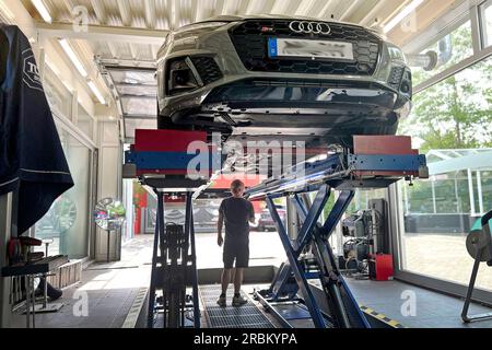 München, Deutschland. 10. Juli 2023. TUEV-Abnahme eines Fahrzeugs durch die TUEV-KLAGE, Hauptinspektion und Emissionsprüfung, ? Kredit: dpa/Alamy Live News Stockfoto