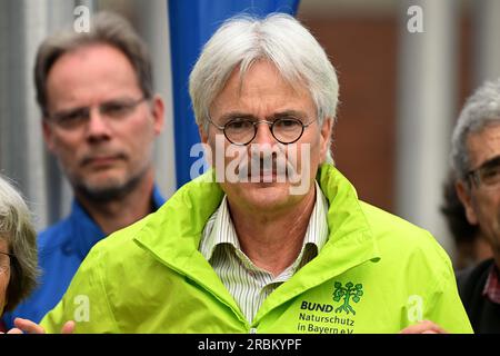 München, Deutschland. 10. Juli 2023. Richard Mergner, Vorsitzender der Deutschen Naturschutzunion in Bayern, demonstriert bei einer Kundgebung gegen die neue Gentechnik (NGT) in der Landwirtschaft vor dem Europäischen Patentamt. Veranstalter ist die Allianz für gentechnikfreie Natur und Landwirtschaft in Bayern, einschließlich Bund Naturschutz, Greenpeace, Landesbund für Vogel- und Naturschutz und die Verbraucherzentrale. Kredit: Felix Hörhager/dpa/Alamy Live News Stockfoto