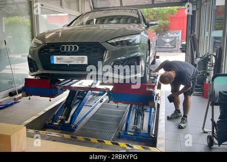 München, Deutschland. 10. Juli 2023. TUEV-Abnahme eines Fahrzeugs durch die TUEV-KLAGE, Hauptinspektion und Emissionsprüfung, ? Kredit: dpa/Alamy Live News Stockfoto