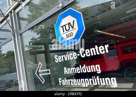 München, Deutschland. 10. Juli 2023. TUEV-Logo TUEV-Abnahme eines Fahrzeugs durch die TUEV-KLAGE, Hauptinspektion und Emissionsprüfung, ? Kredit: dpa/Alamy Live News Stockfoto