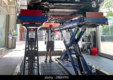 München, Deutschland. 10. Juli 2023. TUEV-Abnahme eines Fahrzeugs durch die TUEV-KLAGE, Hauptinspektion und Emissionsprüfung, ? Kredit: dpa/Alamy Live News Stockfoto