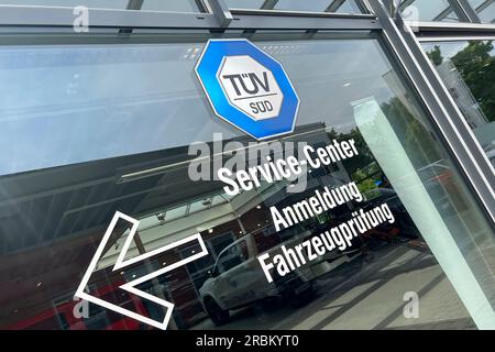 München, Deutschland. 10. Juli 2023. TUEV-Logo TUEV-Abnahme eines Fahrzeugs durch die TUEV-KLAGE, Hauptinspektion und Emissionsprüfung, ? Kredit: dpa/Alamy Live News Stockfoto