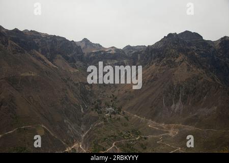 Blick auf die Stadt Tapay bei einem Spaziergang durch den Colca Canyon in Peru. Stockfoto