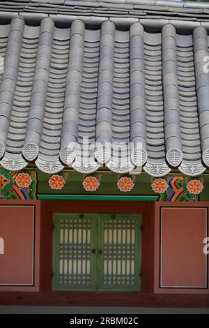 Traditionelles koreanisches Haus, alter Palast, Steinmauer Stockfoto