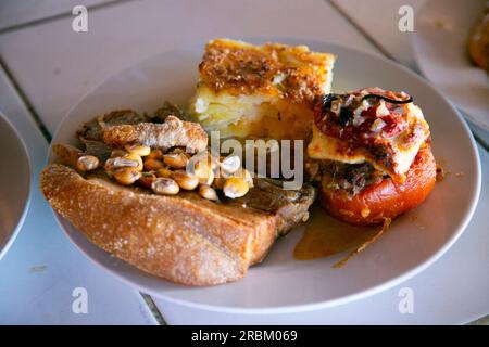 Trio Arequipeño. Gefüllter Roko, Kartoffelkuchen und Schweineschalen. Typisches Gericht der Stadt Arequipa. Stockfoto