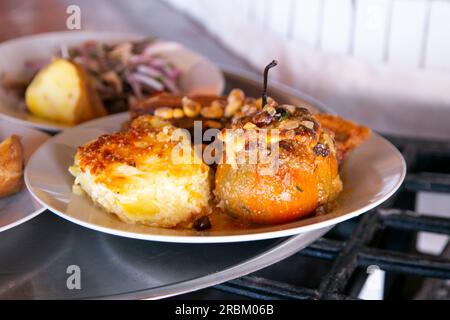Trio Arequipeño. Gefüllter Roko, Kartoffelkuchen und Schweineschalen. Typisches Gericht der Stadt Arequipa. Stockfoto