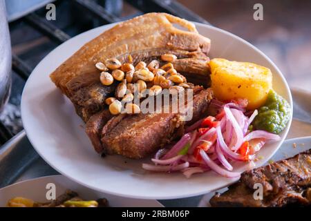 Trio Arequipeño. Gefüllter Roko, Kartoffelkuchen und Schweineschalen. Typisches Gericht der Stadt Arequipa. Stockfoto