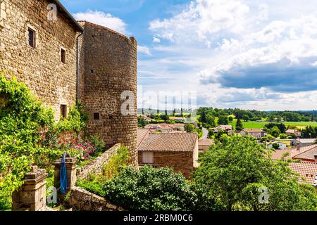 Die kleine mittelalterliche Stadt Saint-Pal de Chalencon ist eine Gemeinde im Departement Haute-Loire im südzentralen Frankreich. Stockfoto