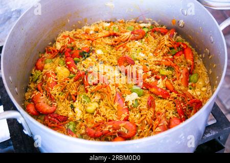 Peruanischer Reis mit Garnelen, traditionelles Rezept aus der Stadt Arequipa. Stockfoto