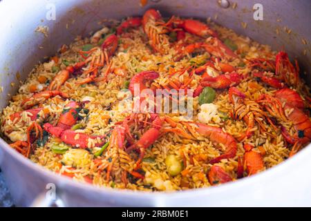 Peruanischer Reis mit Garnelen, traditionelles Rezept aus der Stadt Arequipa. Stockfoto