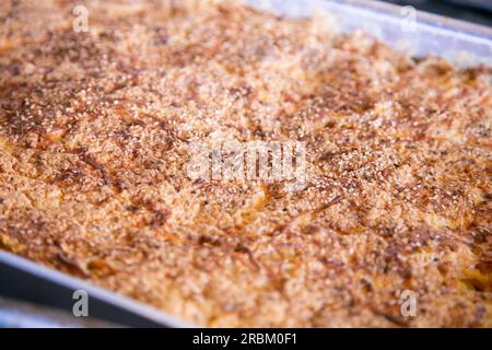 Pastel de tallarín Arequipeño. Das traditionelle Rezept von Arequipa besteht aus Nudeln im Ofen mit Käse und Ei. Stockfoto