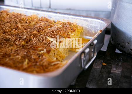 Pastel de tallarín Arequipeño. Das traditionelle Rezept von Arequipa besteht aus Nudeln im Ofen mit Käse und Ei. Stockfoto