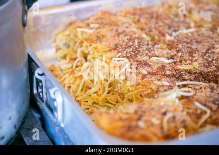 Pastel de tallarín Arequipeño. Das traditionelle Rezept von Arequipa besteht aus Nudeln im Ofen mit Käse und Ei. Stockfoto