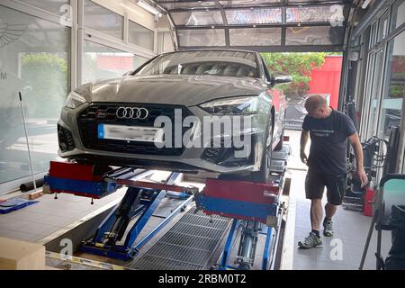 München, Deutschland. 10. Juli 2023. TUEV-Abnahme eines Fahrzeugs durch die TUEV-KLAGE, Hauptinspektion und Emissionsprüfung, ? Kredit: dpa/Alamy Live News Stockfoto