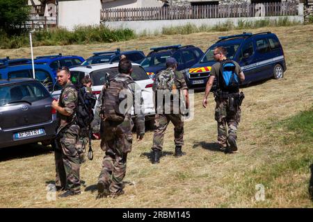 Vernet, Frankreich. 10. Juli 2023. Die Gendarmen kommen aus einem Takt. Die französische Polizei sucht nach einem vermissten zweijährigen Jungen, der am Wochenende aus einem Dorf im Süden des Landes verschwand. Das Kleinkind, Emile, spielte im Garten des Hauses seiner Großeltern in einem Dorf vor Le Vernet in der Alpes-de-Haute-Provence zwischen Grenoble und Nizza, als er am Samstagnachmittag verschwand. Vernet, Frankreich, 10. Juli 2023. Foto von Thibaut Durand/ABACAPRESS.COM Kredit: Abaca Press/Alamy Live News Stockfoto