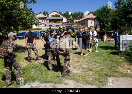 Vernet, Frankreich. 10. Juli 2023. Die Gendarmen kommen aus einem Takt. Die französische Polizei sucht nach einem vermissten zweijährigen Jungen, der am Wochenende aus einem Dorf im Süden des Landes verschwand. Das Kleinkind, Emile, spielte im Garten des Hauses seiner Großeltern in einem Dorf vor Le Vernet in der Alpes-de-Haute-Provence zwischen Grenoble und Nizza, als er am Samstagnachmittag verschwand. Vernet, Frankreich, 10. Juli 2023. Foto von Thibaut Durand/ABACAPRESS.COM Kredit: Abaca Press/Alamy Live News Stockfoto