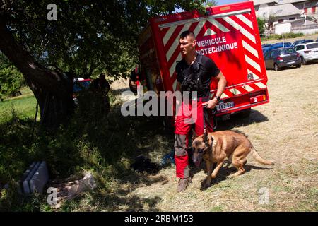 Vernet, Frankreich. 10. Juli 2023. Ein Feuerwehrmann mit seinem Suchhund. Die französische Polizei sucht nach einem vermissten zweijährigen Jungen, der am Wochenende aus einem Dorf im Süden des Landes verschwand. Das Kleinkind, Emile, spielte im Garten des Hauses seiner Großeltern in einem Dorf vor Le Vernet in der Alpes-de-Haute-Provence zwischen Grenoble und Nizza, als er am Samstagnachmittag verschwand. Vernet, Frankreich, 10. Juli 2023. Foto von Thibaut Durand/ABACAPRESS.COM Kredit: Abaca Press/Alamy Live News Stockfoto