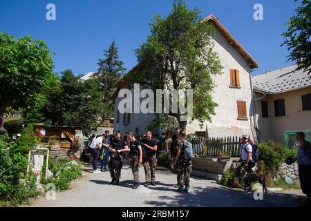 Vernet, Frankreich. 10. Juli 2023. Endarmes kommen aus einem Takt. Die französische Polizei sucht nach einem vermissten zweijährigen Jungen, der am Wochenende aus einem Dorf im Süden des Landes verschwand. Das Kleinkind, Emile, spielte im Garten des Hauses seiner Großeltern in einem Dorf vor Le Vernet in der Alpes-de-Haute-Provence zwischen Grenoble und Nizza, als er am Samstagnachmittag verschwand. Vernet, Frankreich, 10. Juli 2023. Foto von Thibaut Durand/ABACAPRESS.COM Kredit: Abaca Press/Alamy Live News Stockfoto