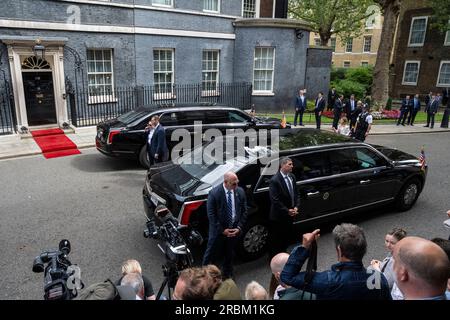 London, Großbritannien. 10. Juli 2023 Das Präsidentenauto (Top), auch bekannt als das Biest, mit seinem Köder, wartet auf Joe Biden, den Präsidenten der Vereinigten Staaten, der Gespräche mit Rishi Sunak, Premierminister, in Downing Street Nr. 10 führte. Es ist der erste Besuch von Herrn Biden als Präsident in der Downing Street, und nach Gesprächen mit dem Premierminister wird der Präsident König Charles in Windsor treffen, bevor er zu einem NATO-Gipfel in Litauen aufbricht. Kredit: Stephen Chung / Alamy Live News Stockfoto