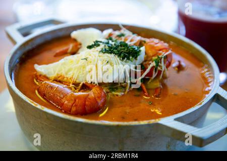Das Shrimp Chupe ist ein typisches peruanisches Chupe aus der Stadt Arequipa, das in allen picanterías der Stadt serviert wird. Stockfoto