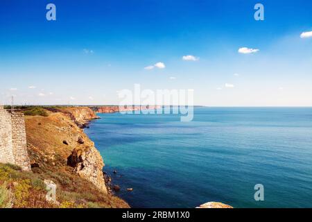 Kap Kaliakra am Schwarzen Meer in Bulgarien. Blick auf das Meer und die Felsen. Stockfoto