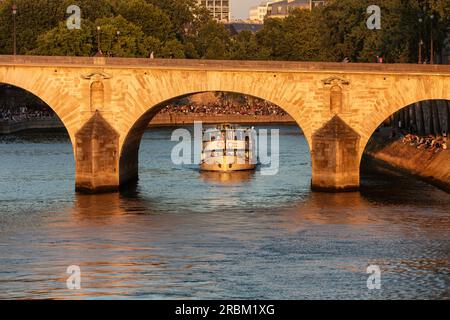 Romantisches Paris. Abendlicht auf dem Boot auf der seine, vorbei an Pont Marie (Brücke), die das rechte Ufer (links) und die Ile Saint-Louis verbindet. Paris Stockfoto