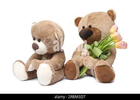 Süße Teddybären mit schönen Tulpen, isoliert auf Weiß Stockfoto