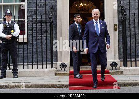 US-Präsident Joe Biden verlässt 10 Downing Street, London, nach einem Treffen mit Premierminister Rishi Sunak während seines Besuchs im Vereinigten Königreich. Foto: Montag, 10. Juli 2023. Stockfoto