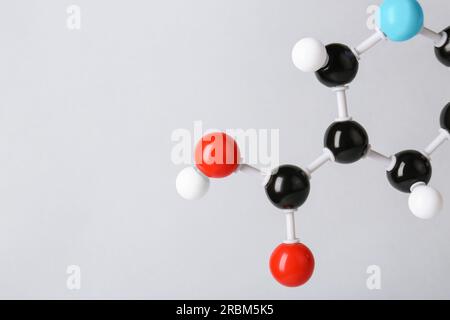 Molekül von Vitamin B3 auf hellgrauem Hintergrund, Nahaufnahme und Platz für Text. Chemisches Modell Stockfoto