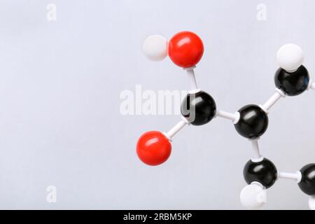 Molekül von Vitamin B3 auf hellgrauem Hintergrund, Nahaufnahme und Platz für Text. Chemisches Modell Stockfoto