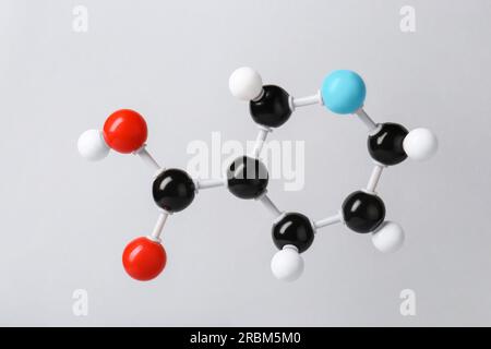 Molekül von Vitamin B3 auf hellgrauem Hintergrund. Chemisches Modell Stockfoto