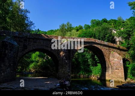 Frankreich, Aveyron (12), Conques, die als schönste Dörfer Frankreichs bezeichnet werden, Bühne auf dem Weg nach Compostela, römische Brücke über den Dourdou genannt die Pil Stockfoto