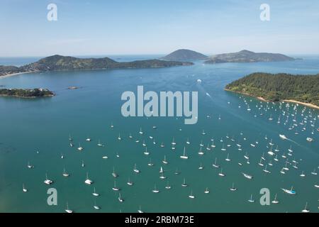 Blick auf Saco da Ribeira und die Insel Anchieta. Ubatuba, Brasilien. Hafen von Segelbooten und Booten. Stockfoto