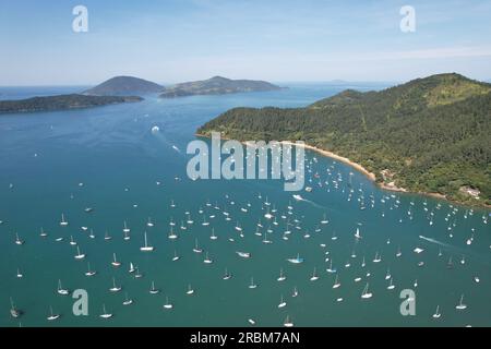 Blick auf Saco da Ribeira und die Insel Anchieta. Ubatuba, Brasilien. Hafen von Segelbooten und Booten. Stockfoto